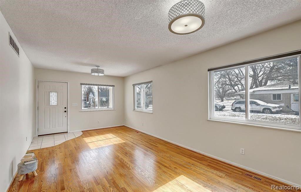 5642 Weddell Street, Dearborn Heights, MI 48125 — Photo 2