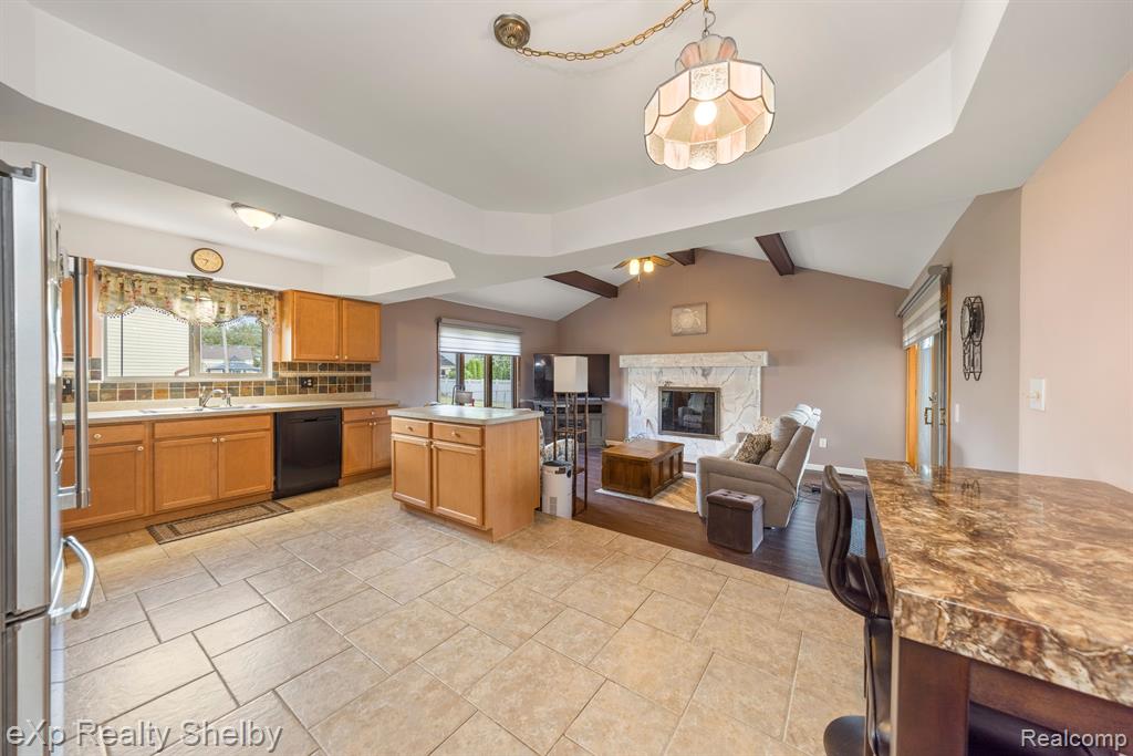 39611 HOLIDAY Drive, Sterling Heights, MI 48313 — Photo 12