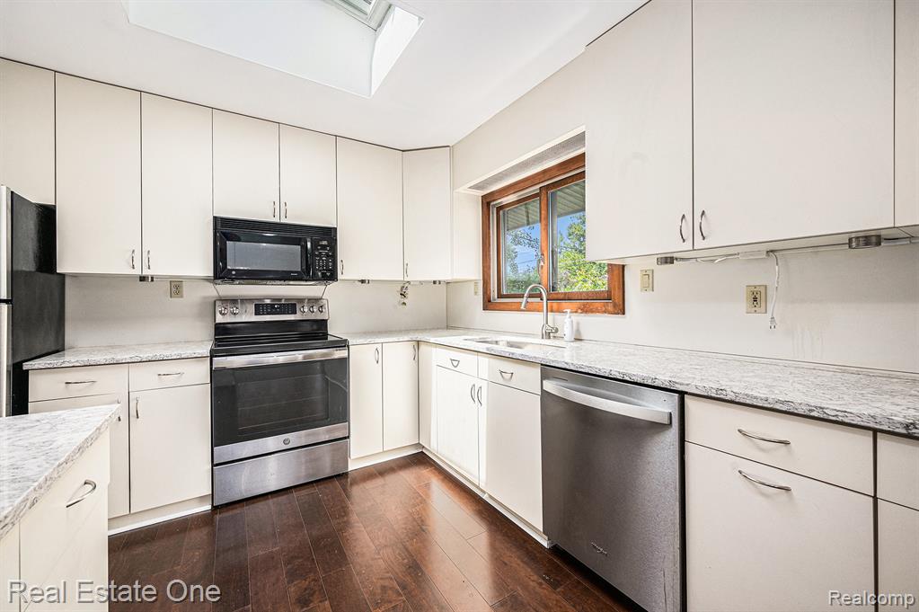 60610 Sue Street, South Lyon, MI 48178 — Photo 3