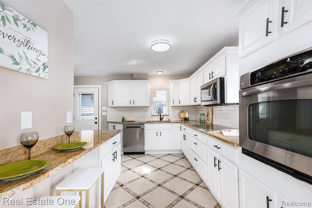 851 MARENGO Drive, Troy, MI 48085 — Photo 10