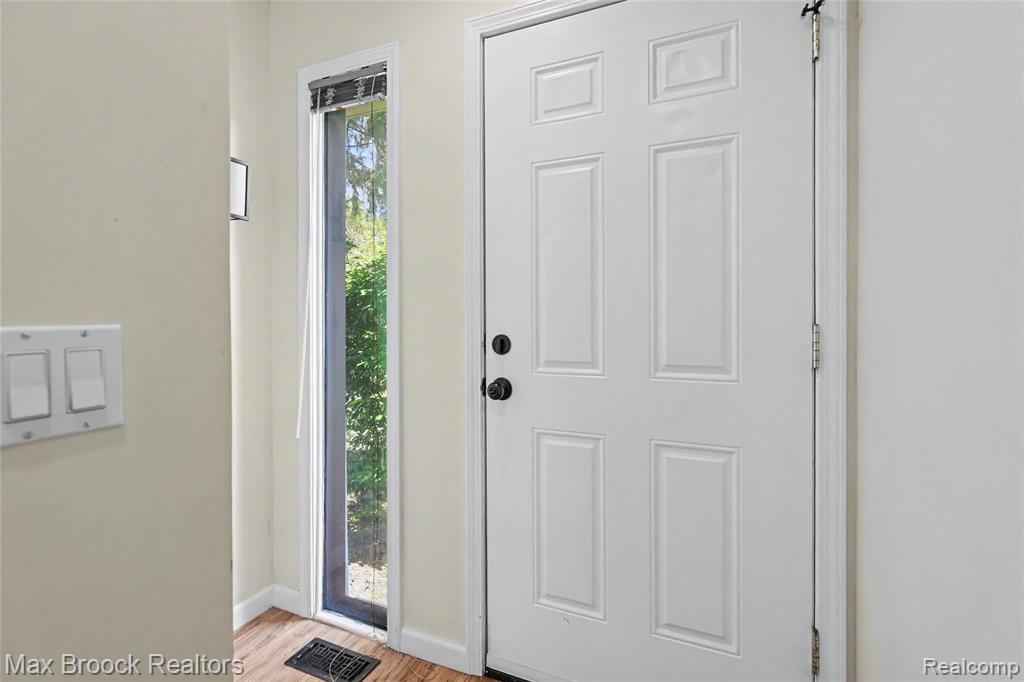 1669 Wimbledon Drive, Walled Lake, MI 48390 — Photo 10