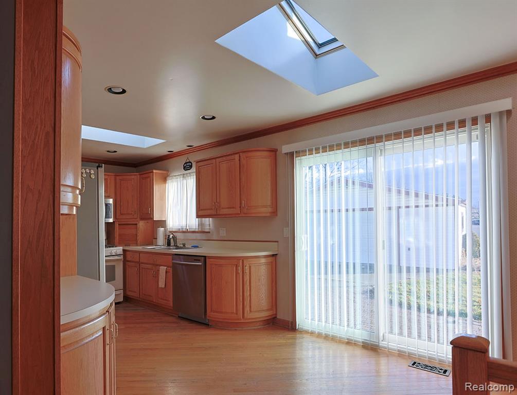 43428 Hartwick Drive, Sterling Heights, MI 48313 — Photo 8