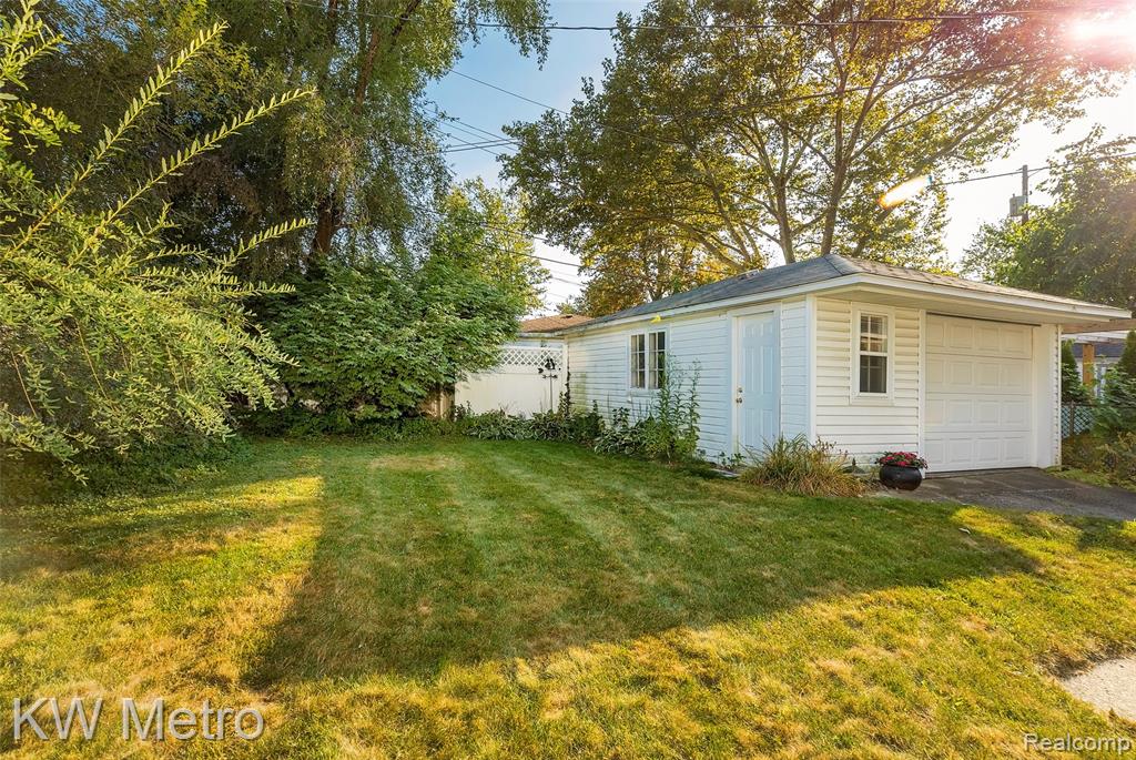 936 E Katherine Avenue, Madison Heights, MI 48071 — Photo 31