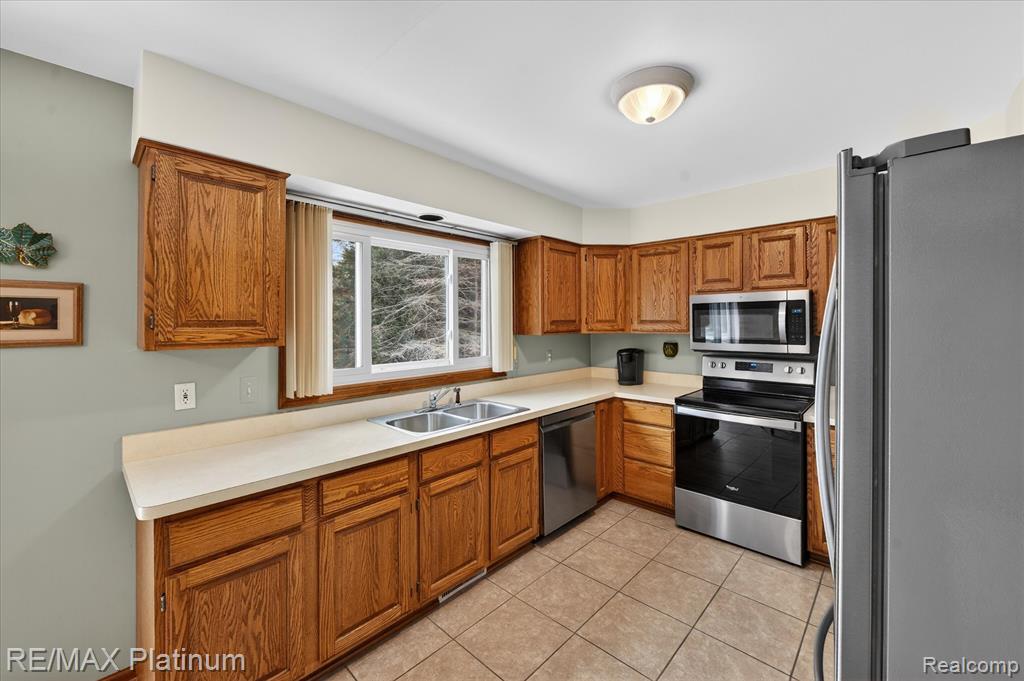 10696 Parker Court, South Lyon, MI 48178 — Photo 8