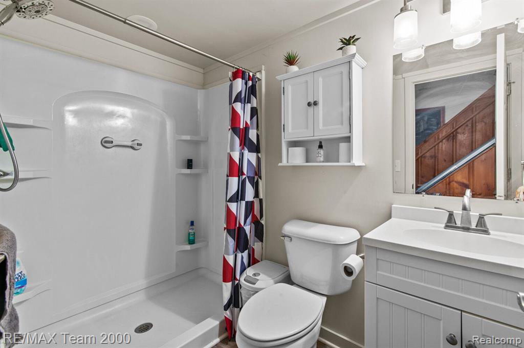 675 WOODCREST Drive, Dearborn, MI 48124 — Photo 17