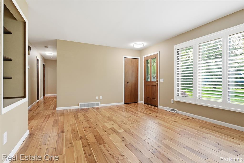 6920 Pontiac Trail, West Bloomfield, MI 48323 — Photo 9