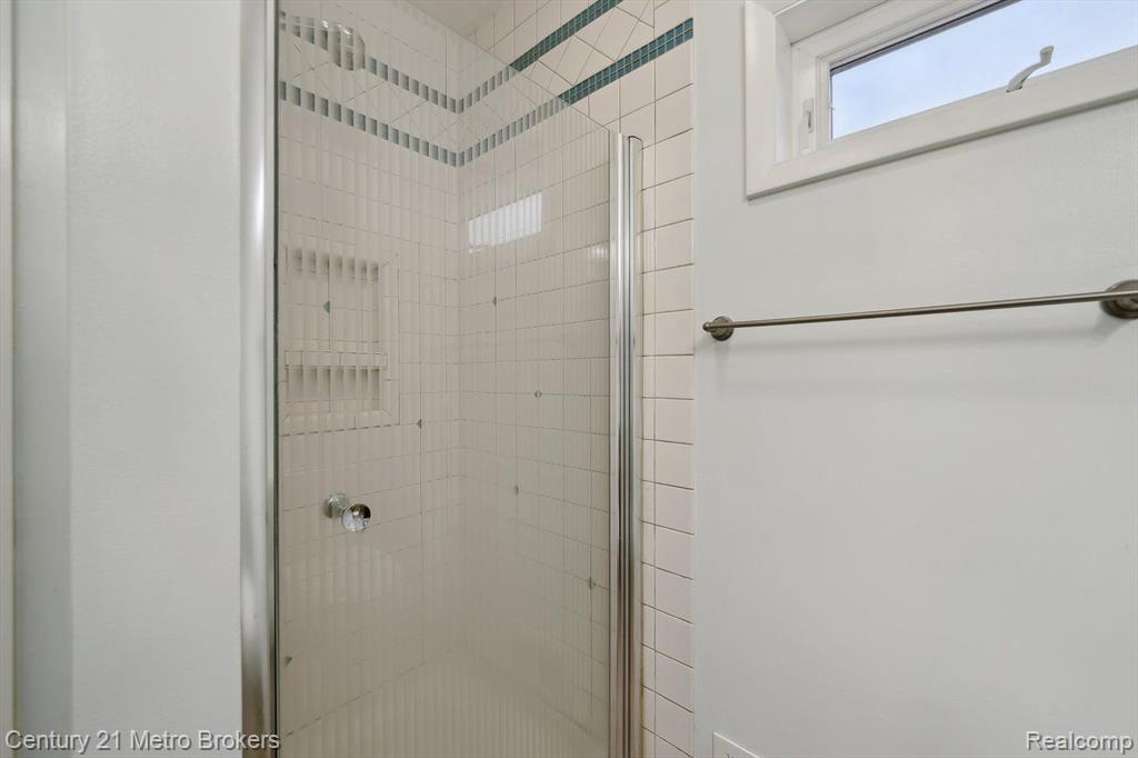 6452 E MAPLE Avenue, Grand Blanc, MI 48439 — Photo 18