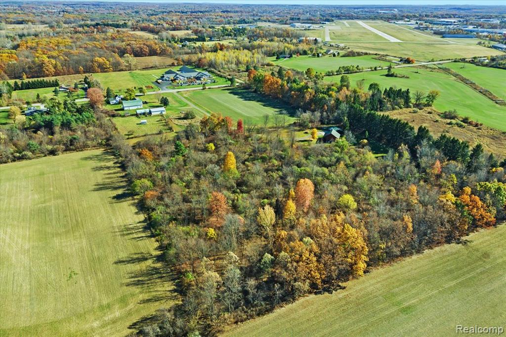 2795 N Burkhart Road, Howell, MI 48855 — Photo 23