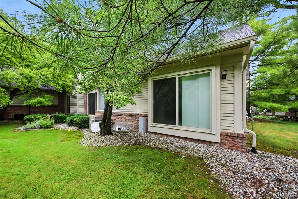 6966 Pebble Park Circle, #79, West Bloomfield, MI — Photo 5