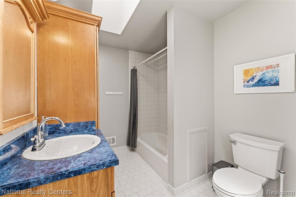 6276 N Shore Drive, West Bloomfield, MI 48324 — Photo 28