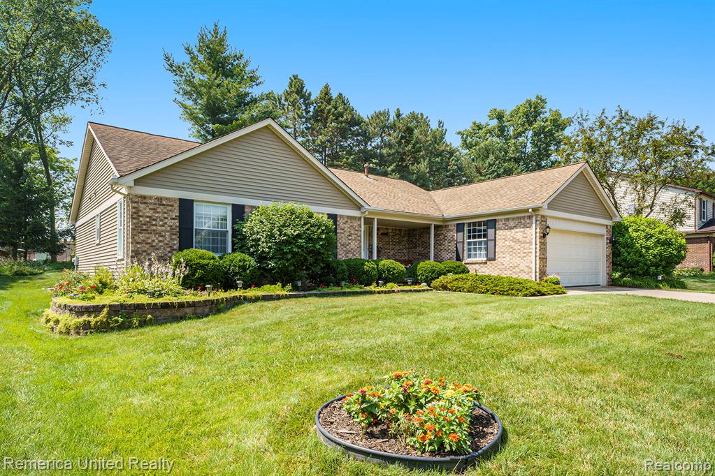 44783 Yorkshire Drive, Novi, MI — Photo 2