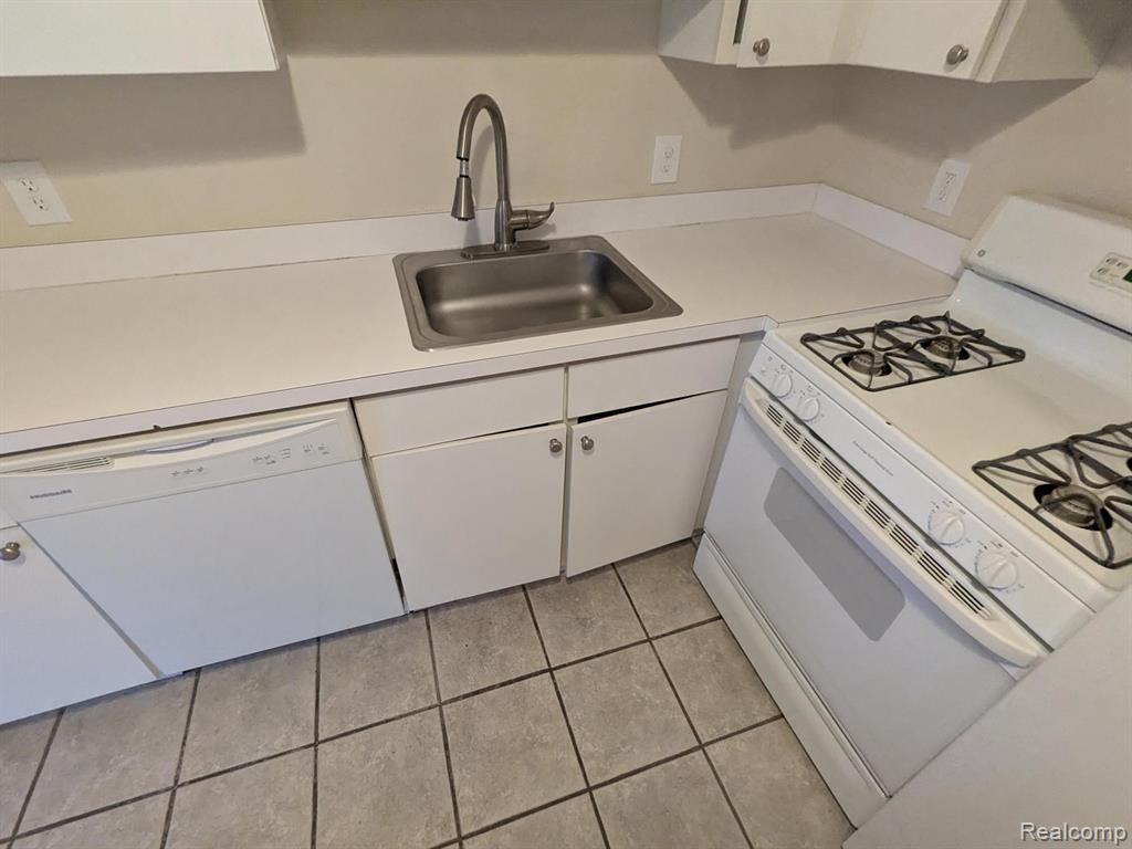 454 N Fox Hills Drive, A-8, Bloomfield, MI 48304 — Photo 6