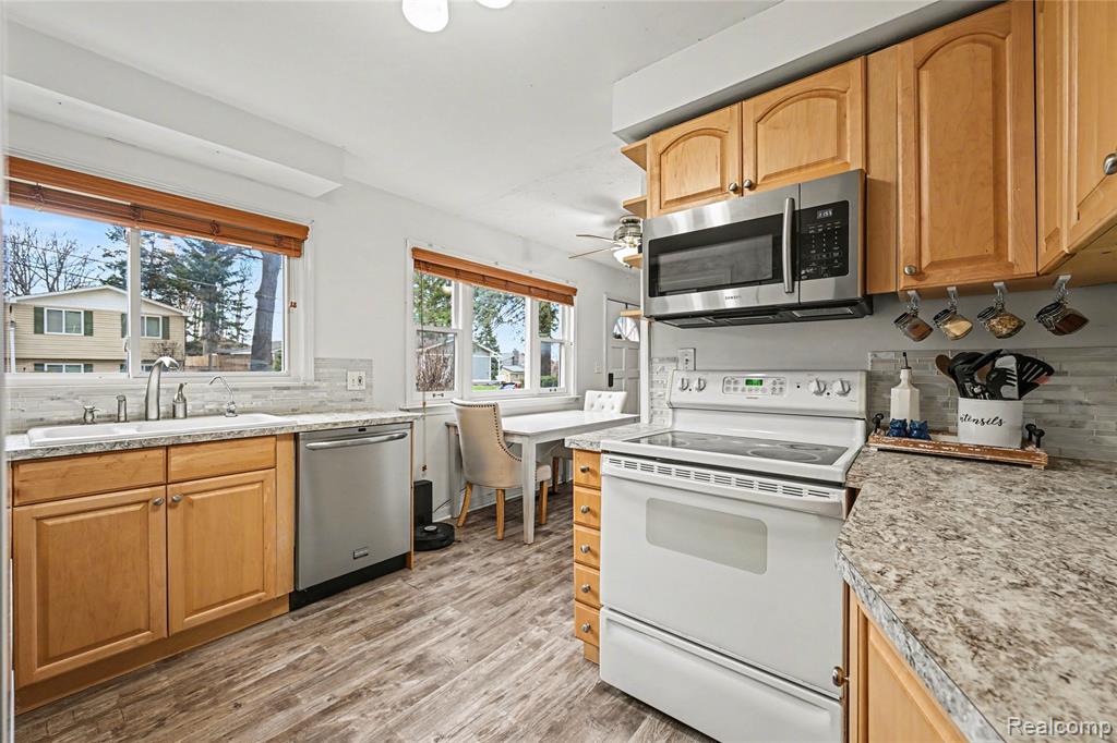 937 Marvell Place, Waterford, MI 48327 — Photo 7