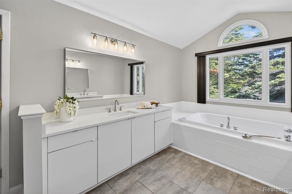 7359 Colchester Lane, West Bloomfield, MI — Photo 33