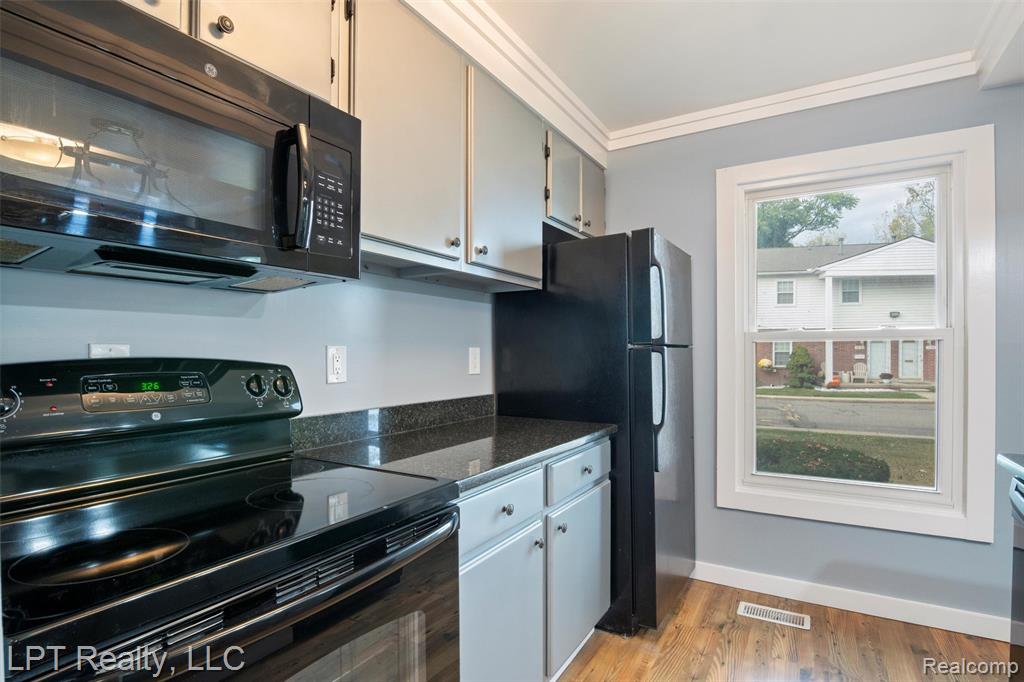 38201 Carolon Boulevard, 17B, Westland, MI — Photo 11