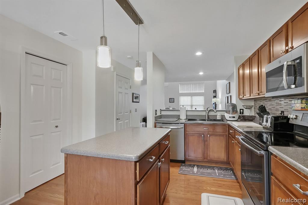 611 VILLAGE Lane, Milford, MI 48381 — Photo 8