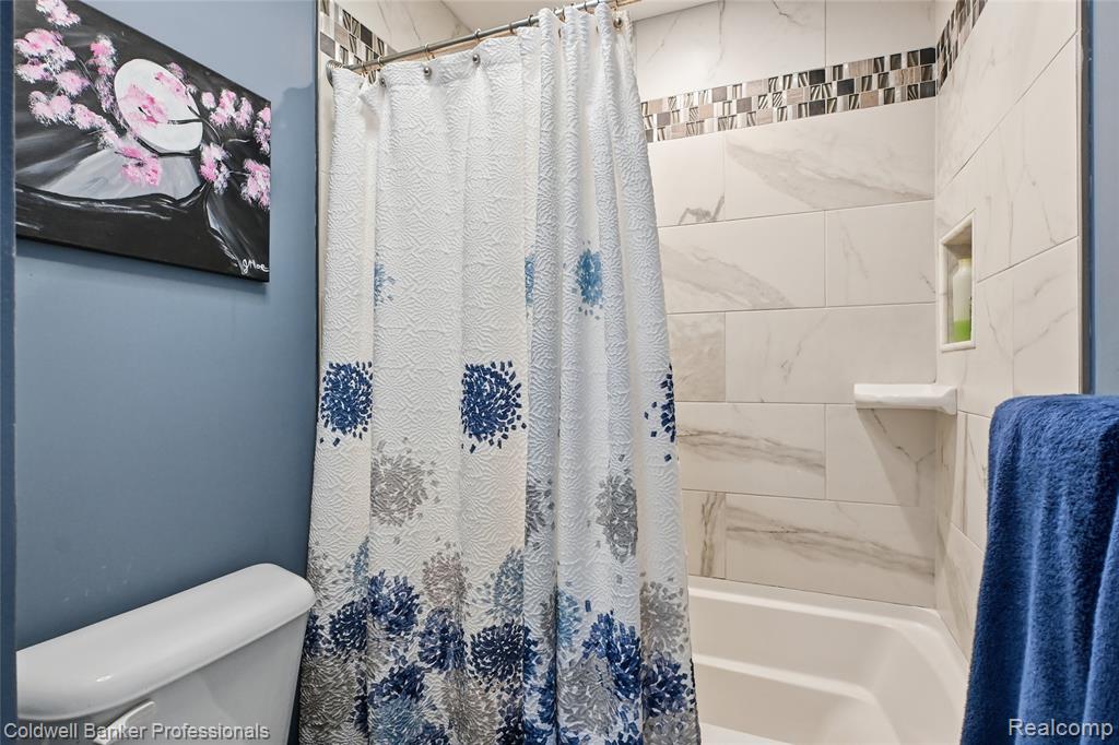 4904 Lake Grove Drive, White Lake, MI 48383 — Photo 13