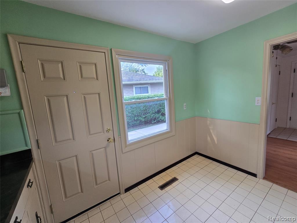 535 Lytle Place, Garden City, MI — Photo 13