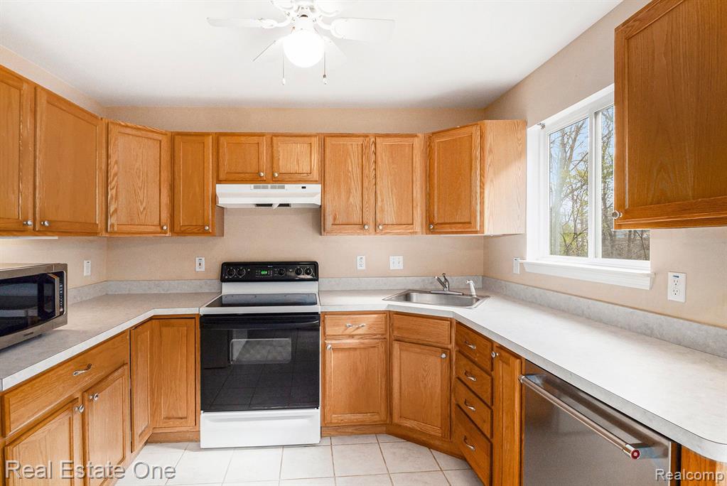 520 N REESE Street, South Lyon, MI 48178 — Photo 10