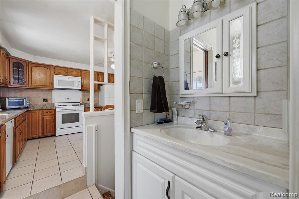 28832 Los Olas Drive, Warren, MI 48093 — Photo 10
