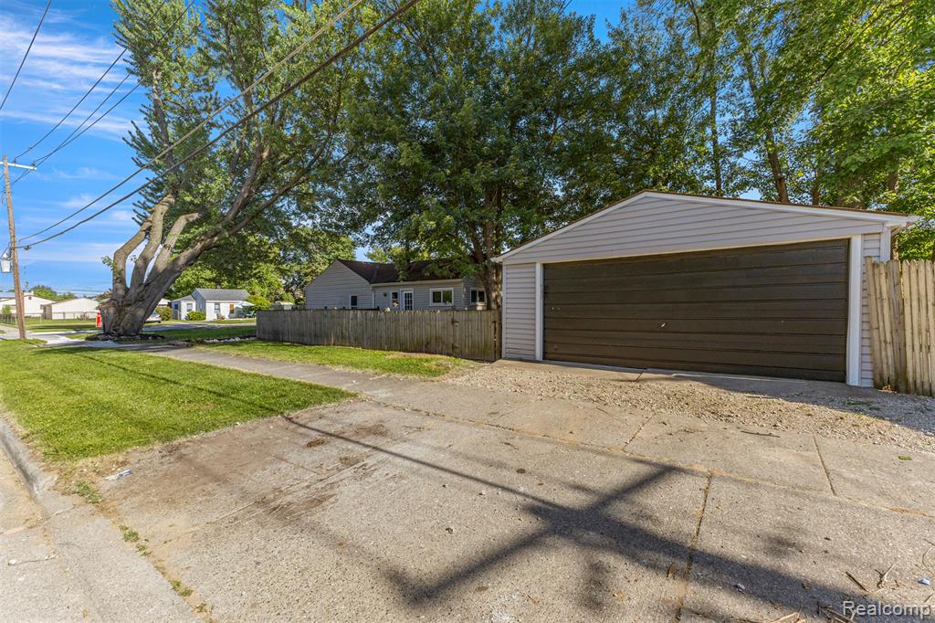 8279 Hugh Street, Westland, MI — Photo 30