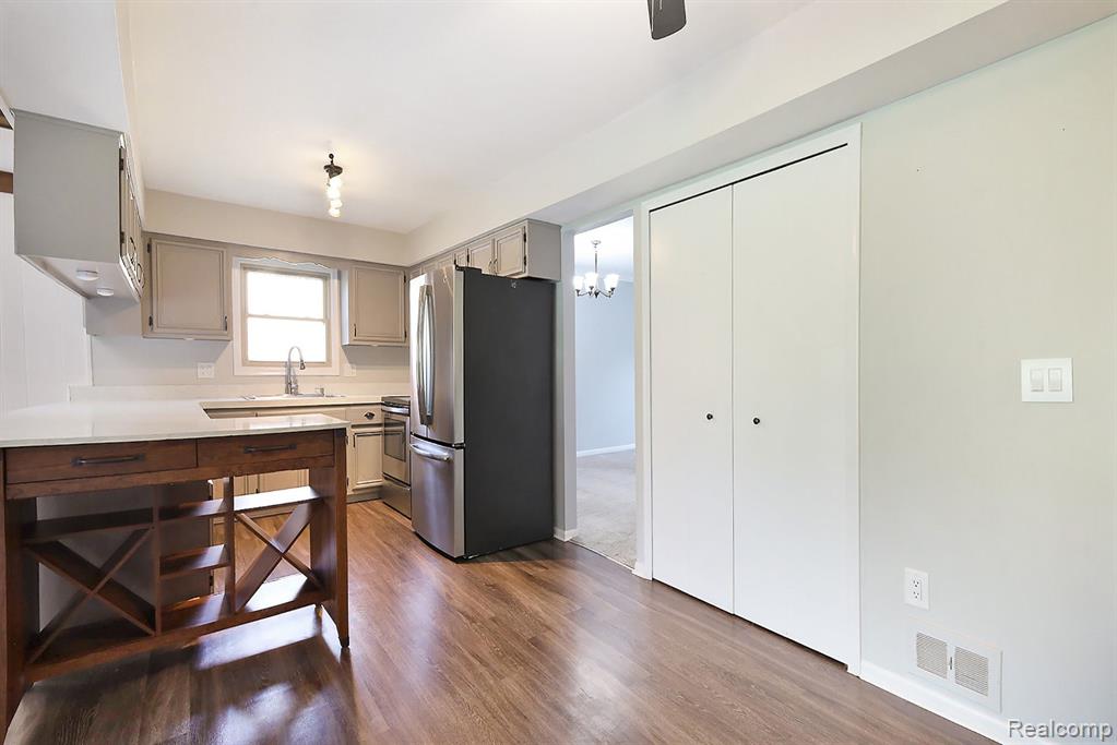 5392 Orchard Crest Drive, Troy, MI 48085 — Photo 8