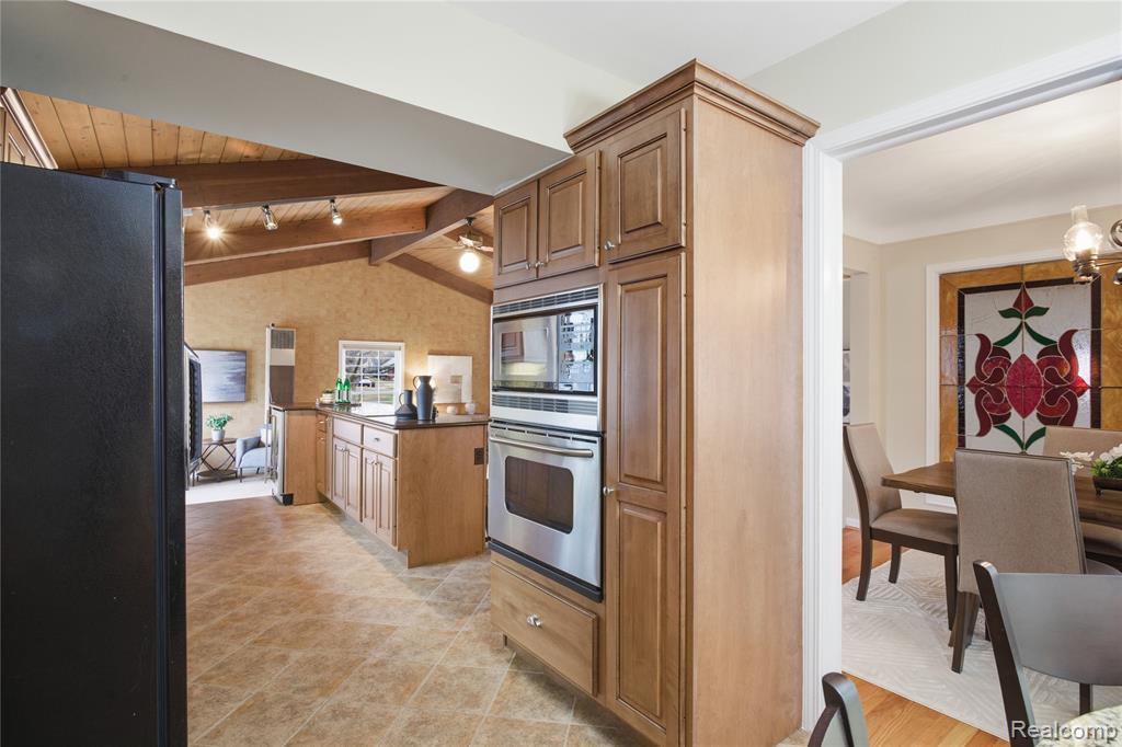 10404 Hart Avenue, Huntington Woods, MI — Photo 17
