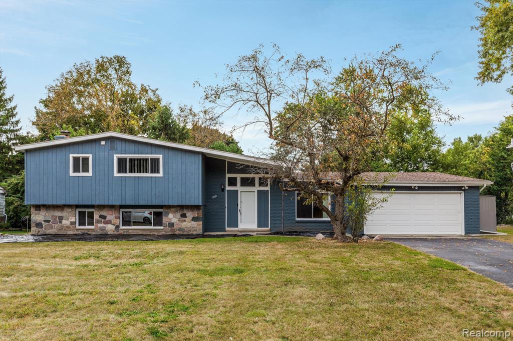 5559 Abington, West Bloomfield, MI — Photo 2