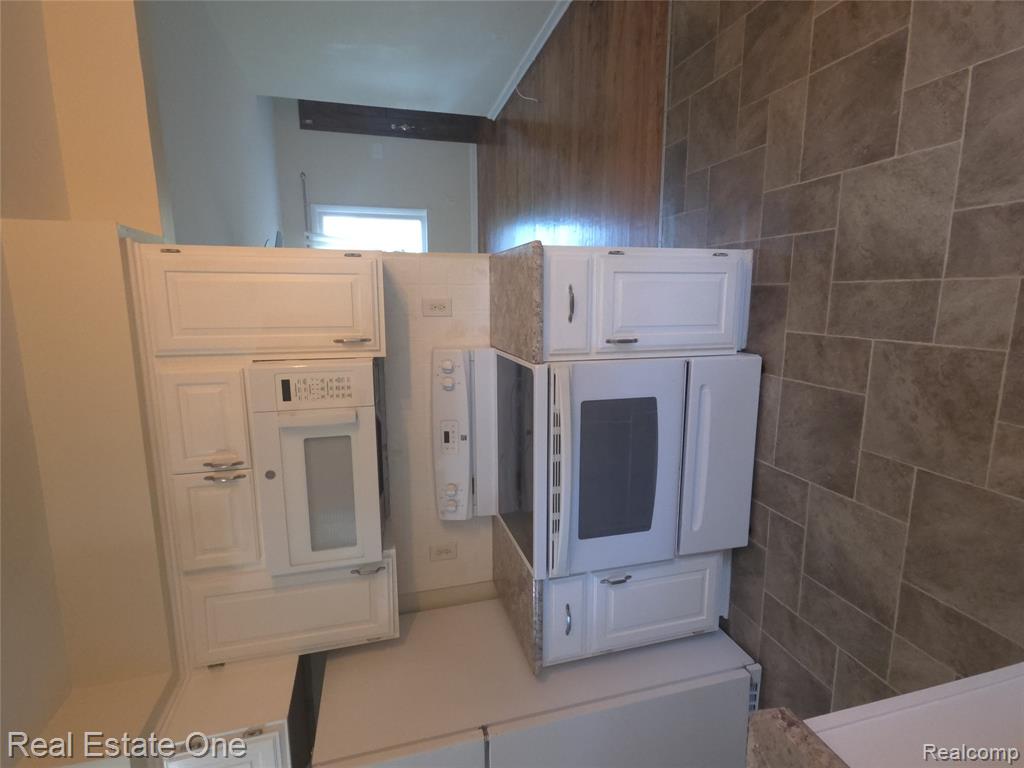 23654 WHITLEY Drive, Clinton Twp, MI 48035 — Photo 13