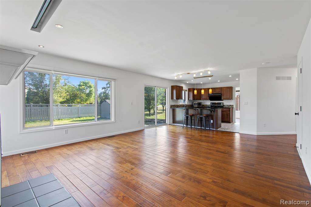 758 Pine Ridge Lane, Madison Heights, MI 48071 — Photo 14
