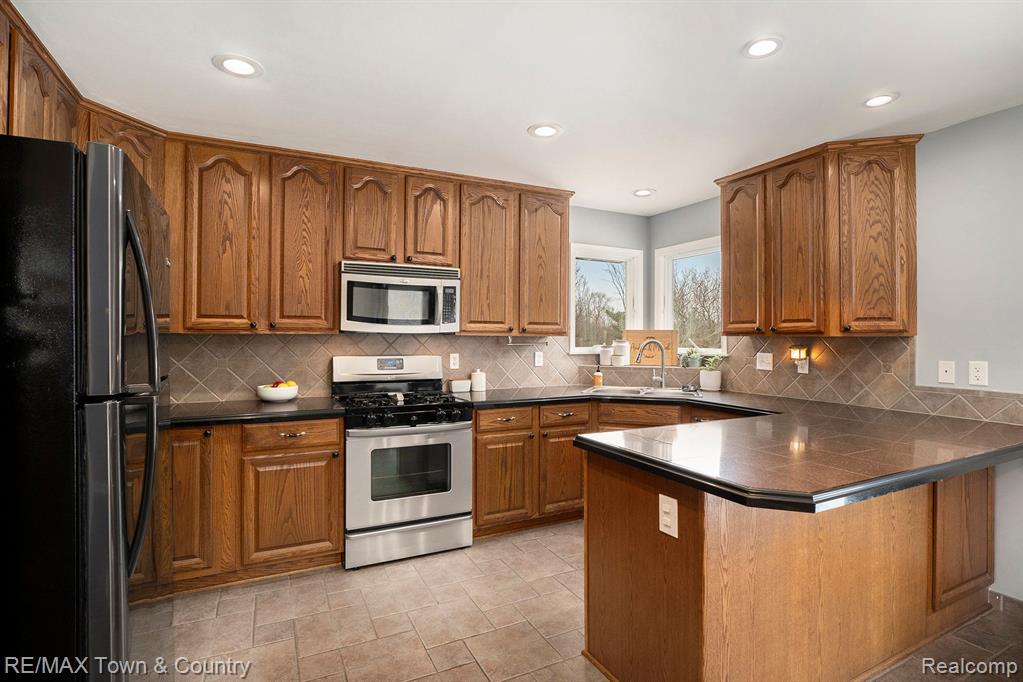 8131 FOX HOLLOW Road, Goodrich Vlg, MI — Photo 9