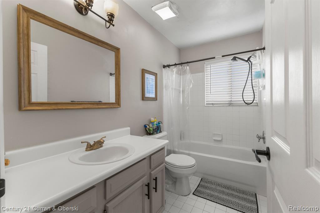 10033 ALLEN POINTE Drive, Allen Park, MI 48101 — Photo 16