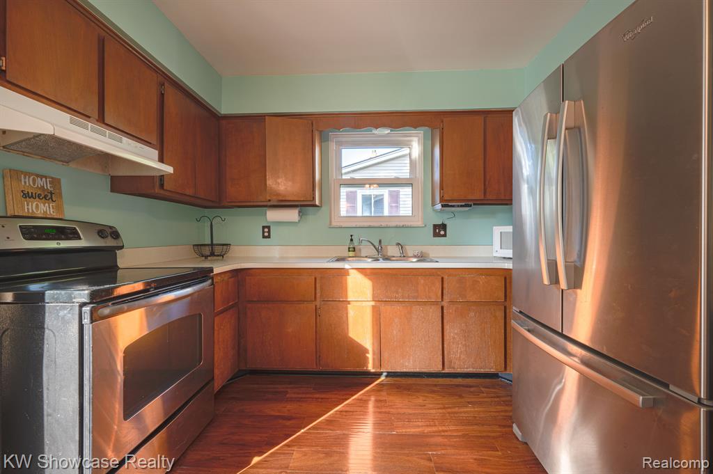 8621 OAKSIDE Avenue, Commerce Twp, MI 48382 — Photo 4