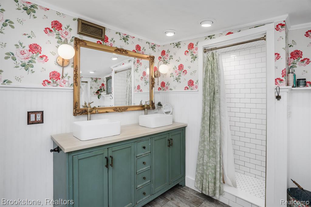 7146 ARROWOOD Drive, West Bloomfield, MI 48324 — Photo 32