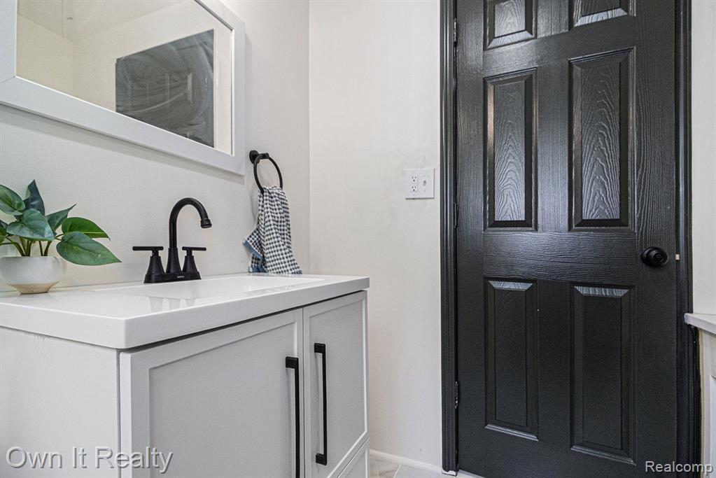 9320 W OUTER Drive, Detroit, MI 48219 — Photo 18