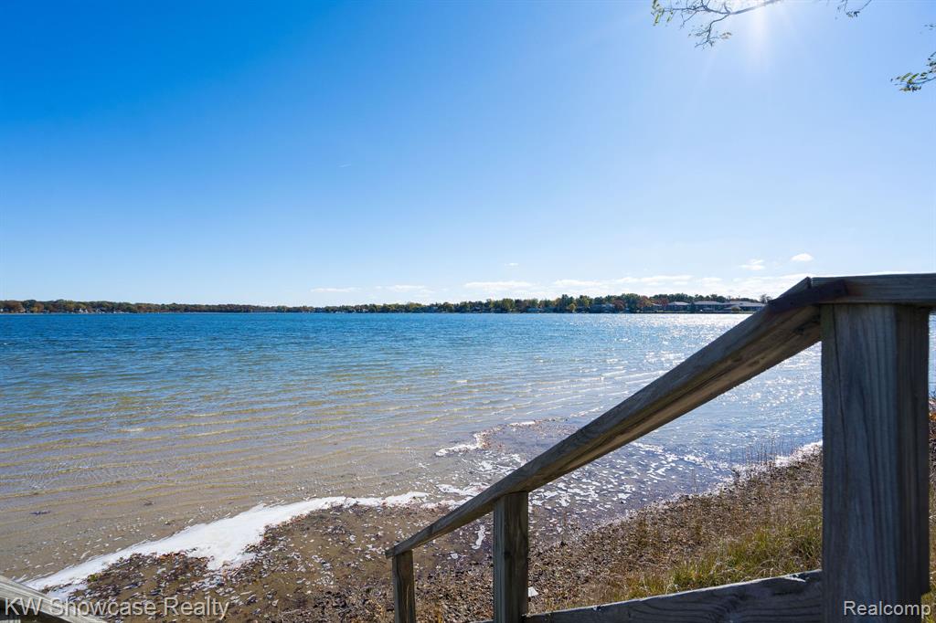 5274 Cooley Lake Road, Waterford, MI 48327 — Photo 11