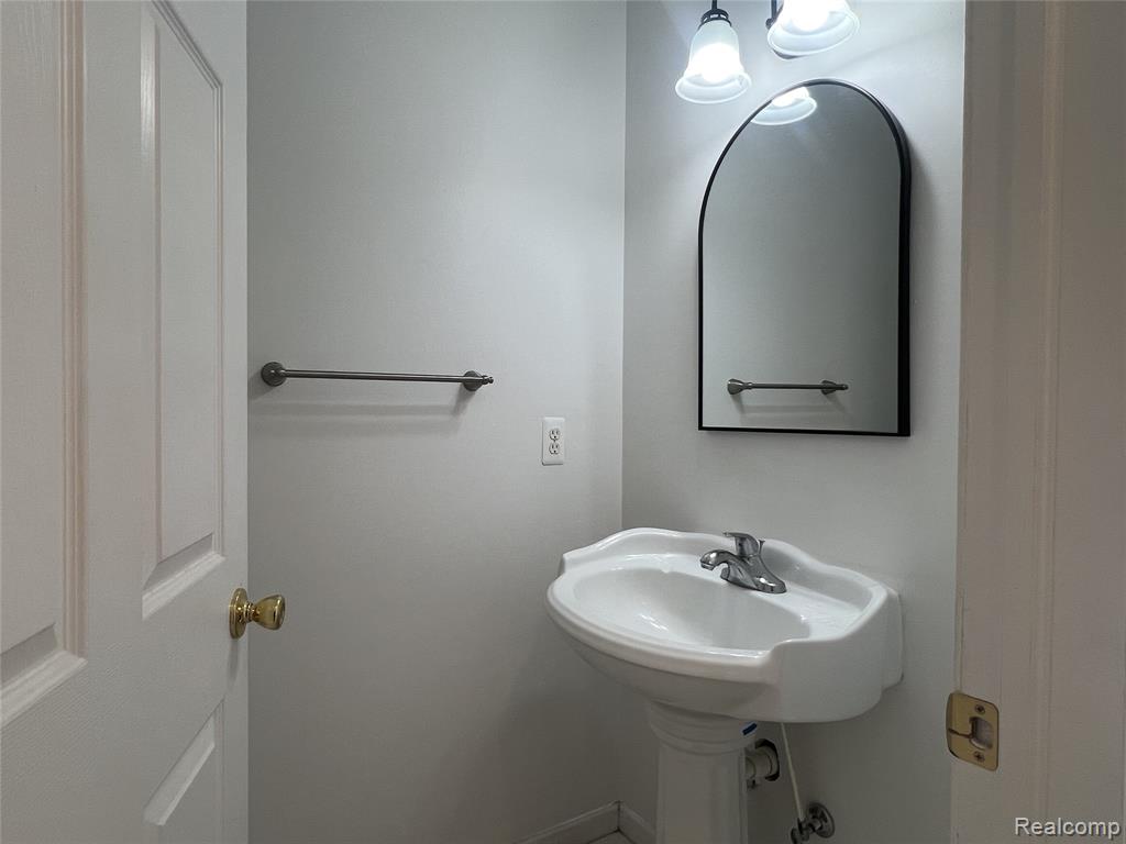 6161 Elarz Drive, Troy, MI 48085 — Photo 15