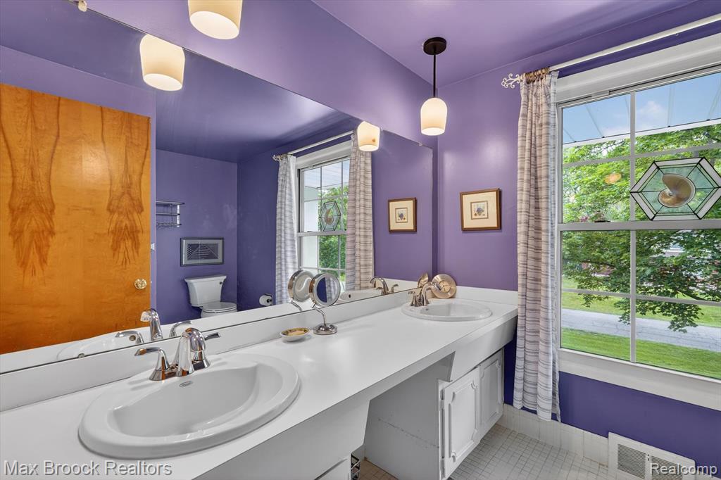 7456 Glengrove Drive, Bloomfield Hills, MI 48301 — Photo 38