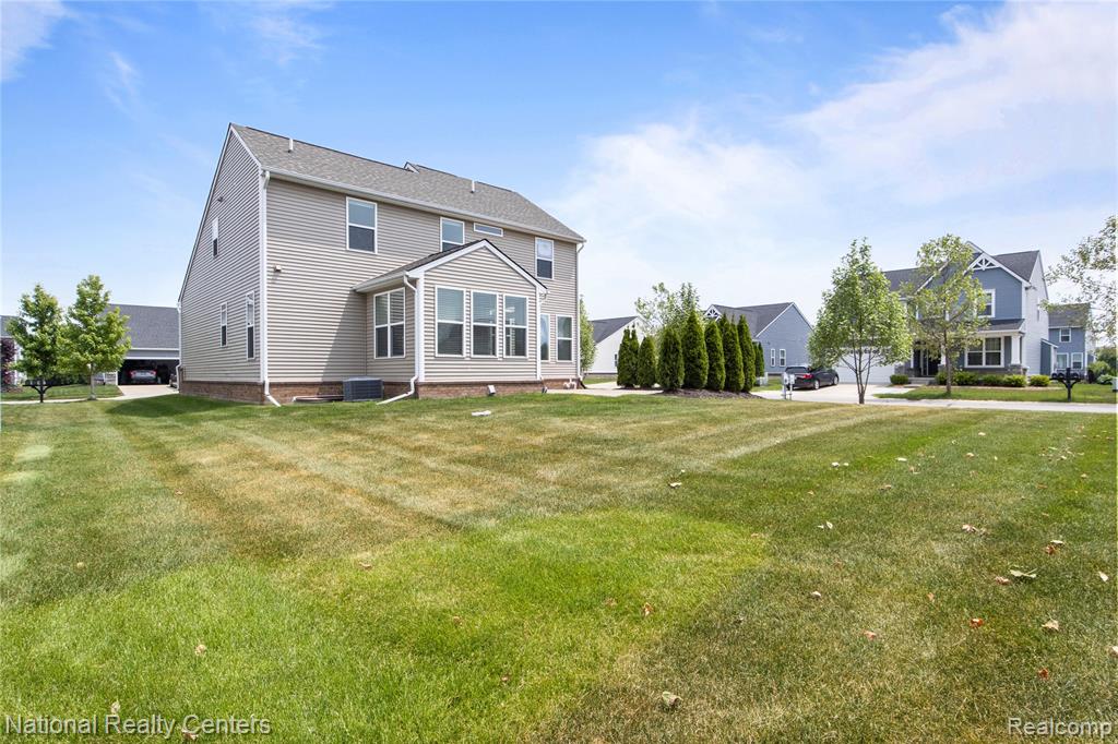 451 Goodrich, Wixom, MI — Photo 32