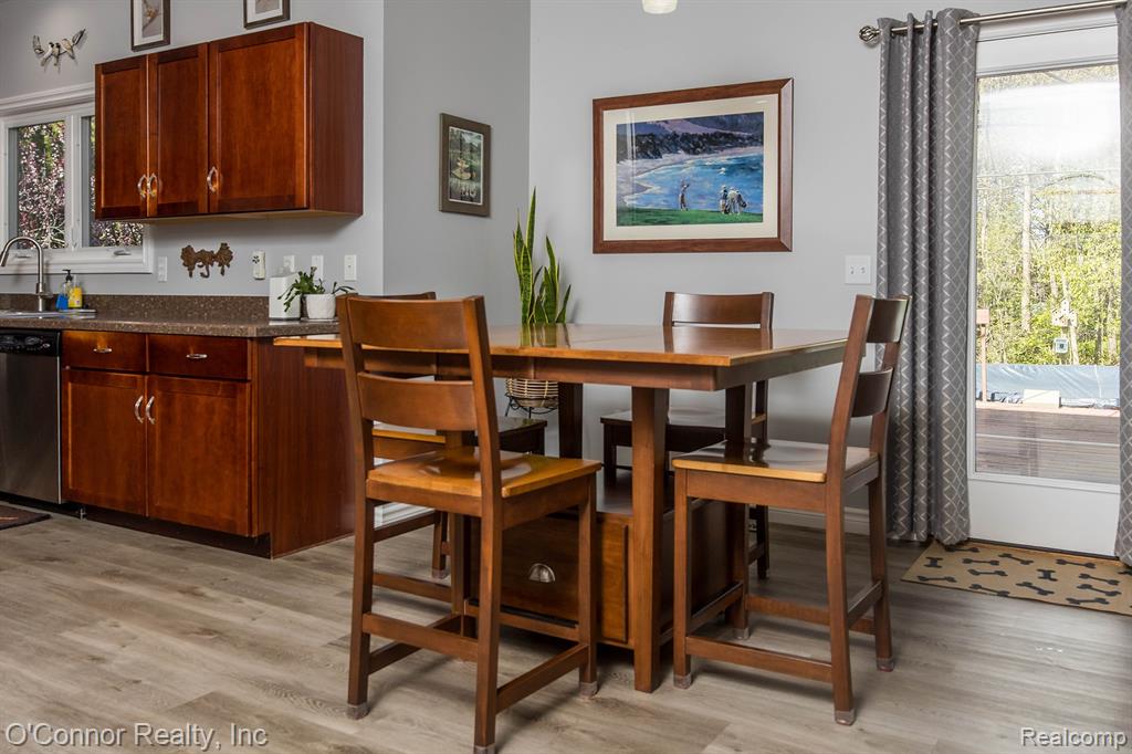 910 Hunter Court, Marysville, MI 48040 — Photo 6