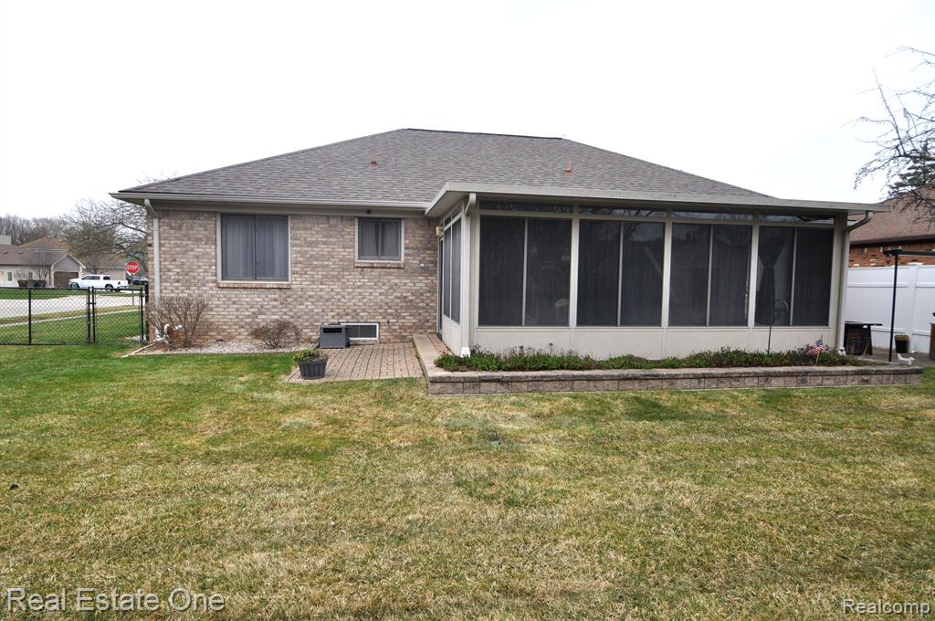 46654 SPRINGHILL Drive, Utica, MI 48317 — Photo 35