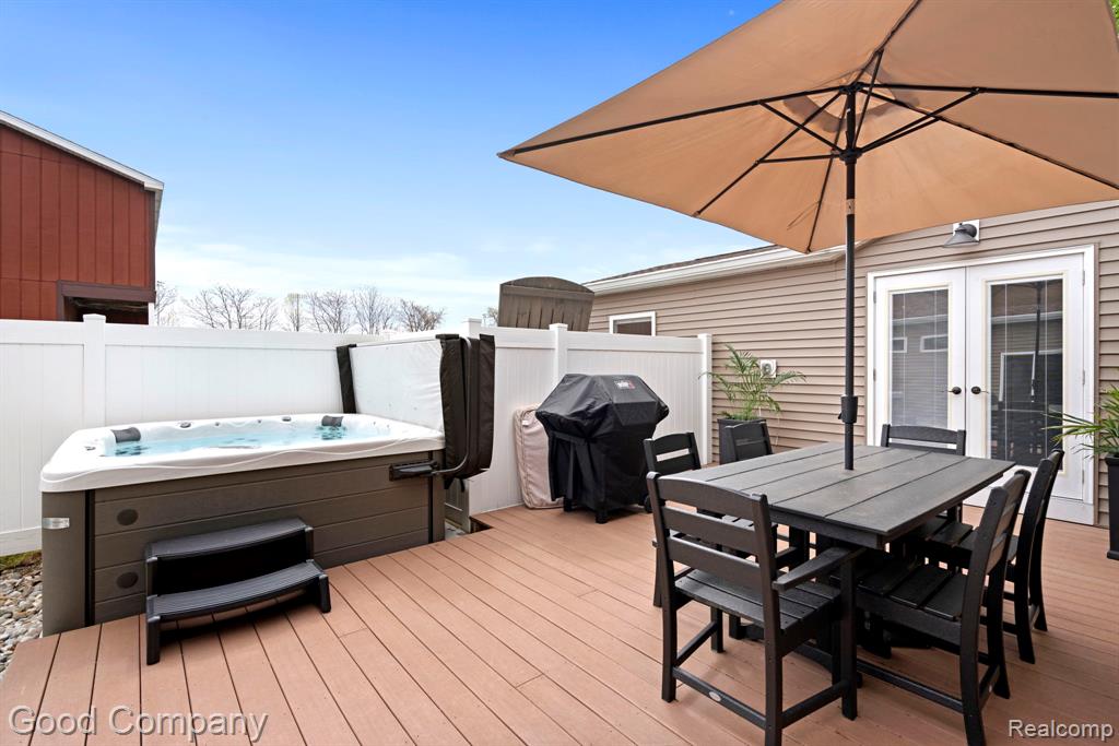 612 N LAKESHORE Drive, Ludington, MI 49431 — Photo 43