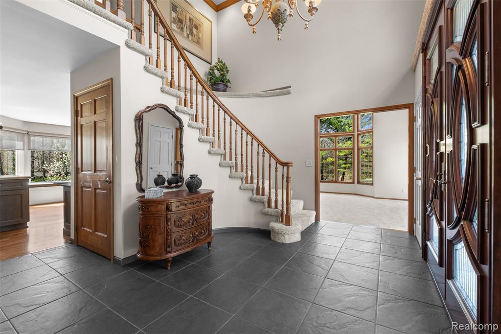 561 Valley Drive, Milford, MI 48381 — Photo 9