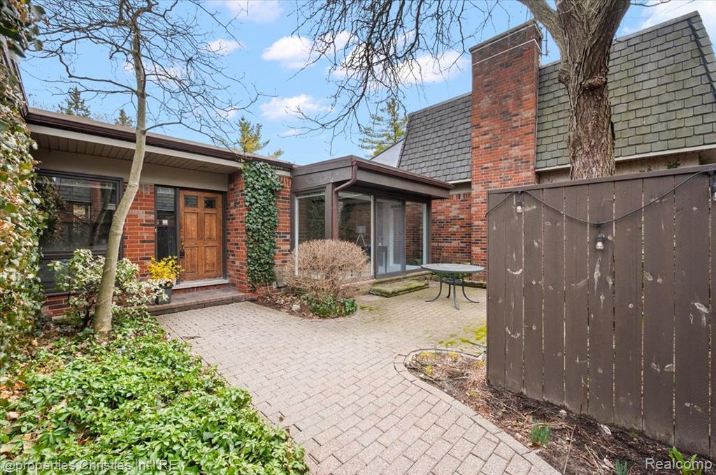 971 Stratford Lane, 22, Bloomfield Hills, MI 48304 — Photo 2