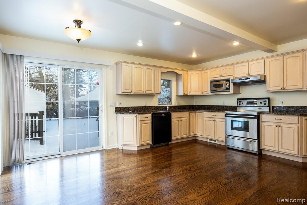 620 CATALPA Drive, Royal Oak, MI 48067 — Photo 4