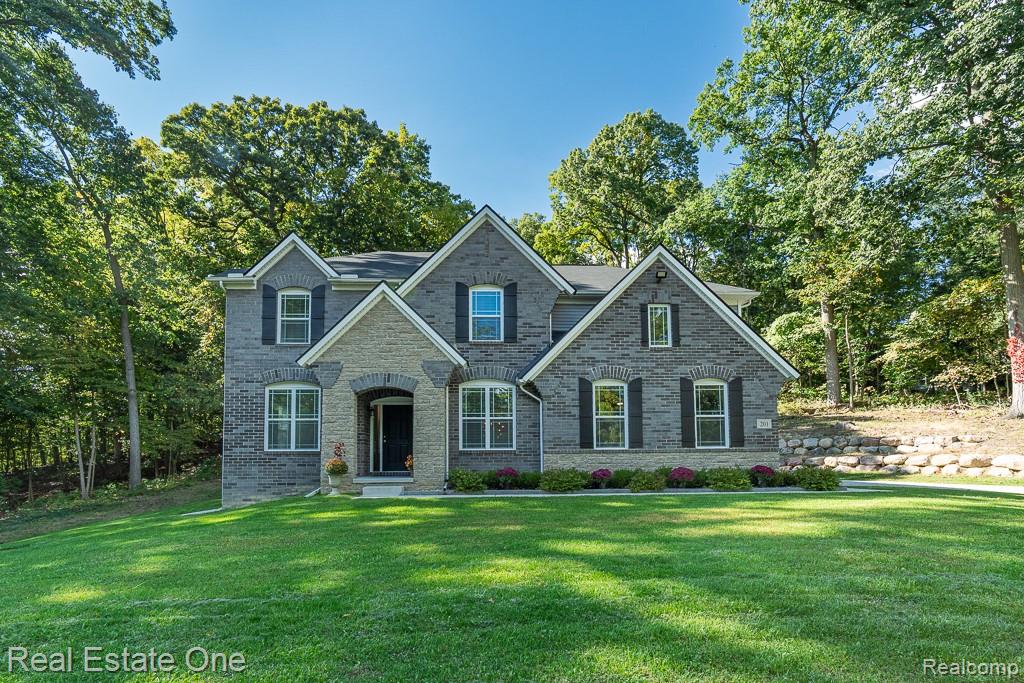 201 Beechview Drive S, Rochester, MI 48306