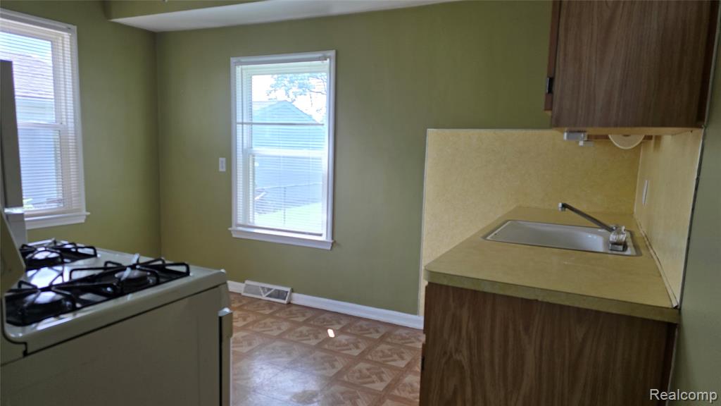 828 E Hayes Avenue, Hazel Park, MI 48030 — Photo 6