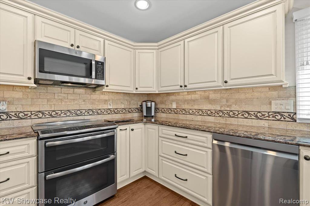 54771 GRENELEFE Circle E, South Lyon, MI 48178 — Photo 14