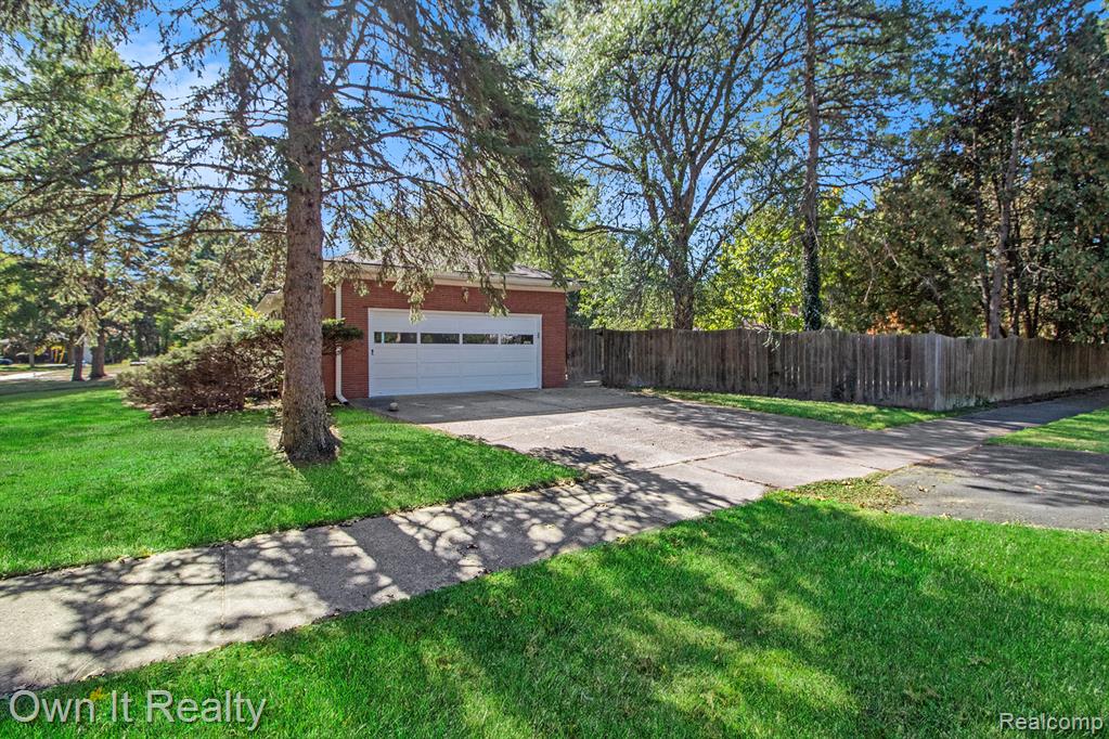 27619 California Drive SW, Southfield, MI 48076 — Photo 28