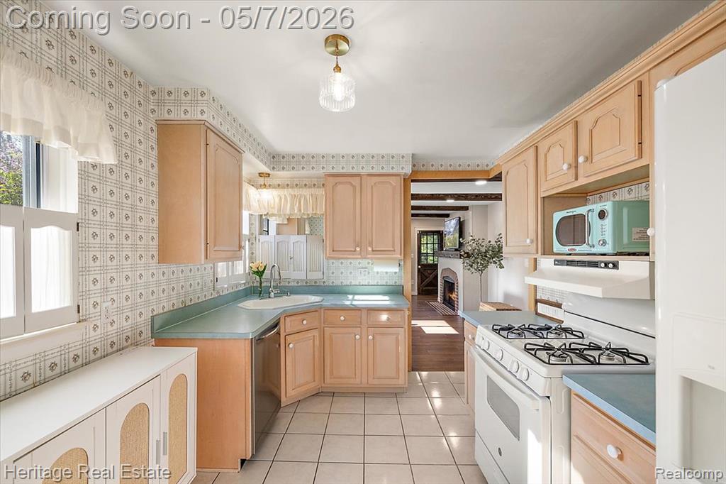 31881 Lamar Drive, Farmington, MI 48336 — Photo 10